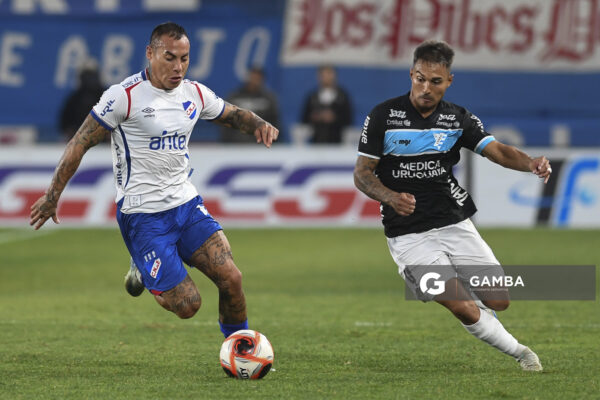 Eduardo Vargas, de Nacional, Torneo Apertura. Estadio Gran Parque Central.