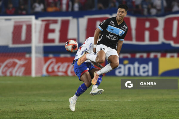Sebastián Camacho, de Cerro, Torneo Apertura. Estadio Gran Parque Central.