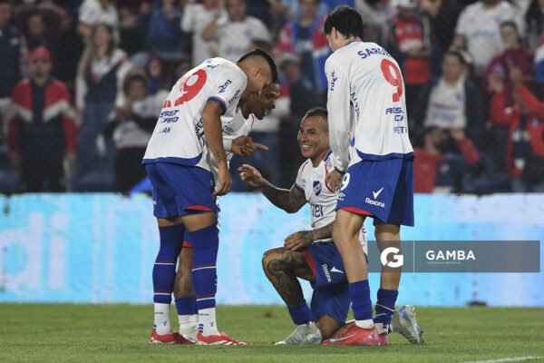 Eduardo Vargas, de Nacional, Torneo Apertura. Estadio Gran Parque Central.