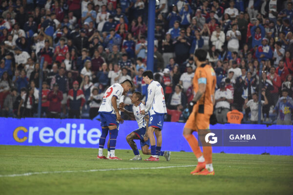 Eduardo Vargas, de Nacional, Torneo Apertura. Estadio Gran Parque Central.