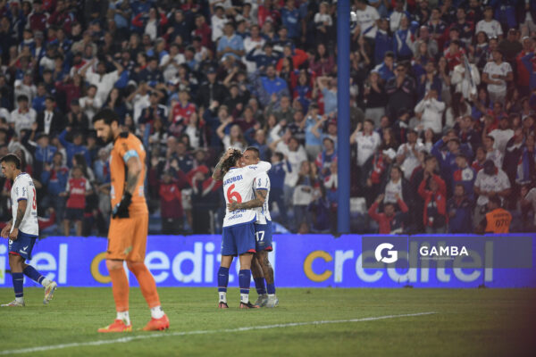 Eduardo Vargas, de Nacional, Torneo Apertura. Estadio Gran Parque Central.