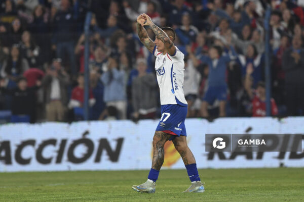 Eduardo Vargas, de Nacional, Torneo Apertura. Estadio Gran Parque Central.