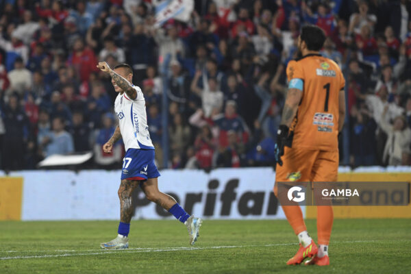 Eduardo Vargas, de Nacional, Torneo Apertura. Estadio Gran Parque Central.