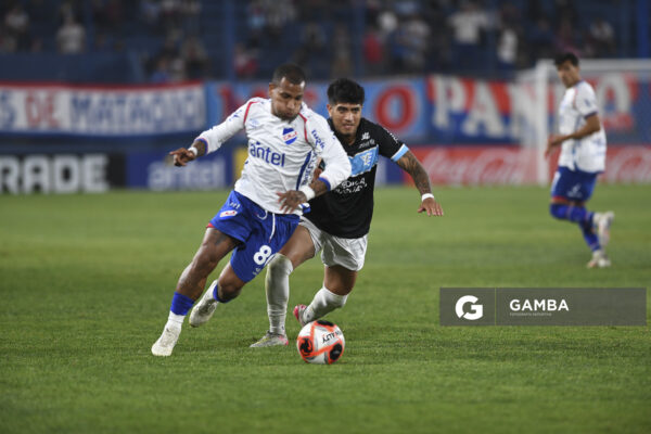 Rómulo Otero, de Nacional, Torneo Apertura. Estadio Gran Parque Central.