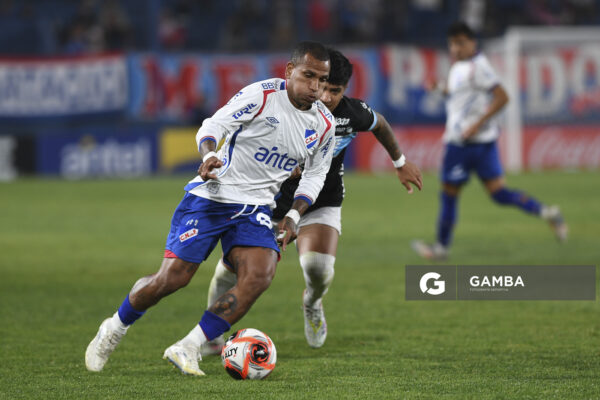 Rómulo Otero, de Nacional, Torneo Apertura. Estadio Gran Parque Central.