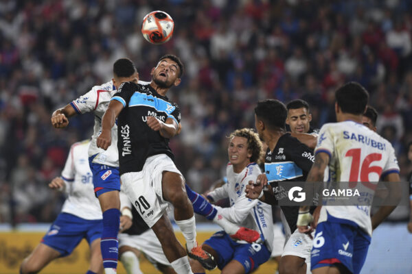 Anthony Aires, de CerroTorneo Apertura. Estadio Gran Parque Central.