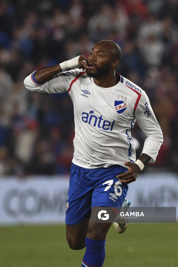 Diego Herazo, de Nacional, Torneo Apertura. Estadio Gran Parque Central.