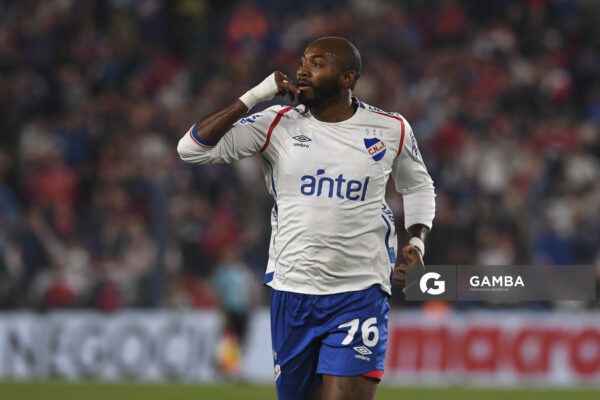 Diego Herazo, de Nacional, Torneo Apertura. Estadio Gran Parque Central.