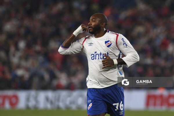 Diego Herazo, de Nacional, Torneo Apertura. Estadio Gran Parque Central.
