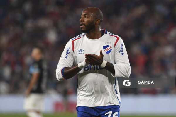 Diego Herazo, de Nacional, Torneo Apertura. Estadio Gran Parque Central.