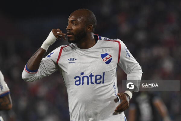 Diego Herazo, de Nacional, Torneo Apertura. Estadio Gran Parque Central.