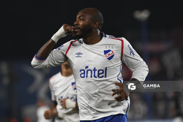 Diego Herazo, de Nacional, Torneo Apertura. Estadio Gran Parque Central.