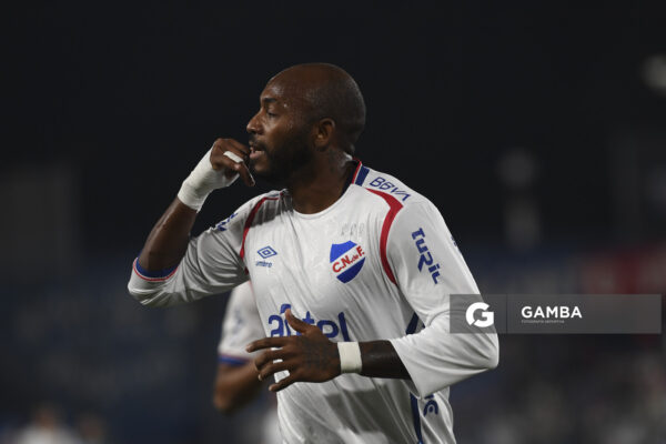 Diego Herazo, de Nacional, Torneo Apertura. Estadio Gran Parque Central.