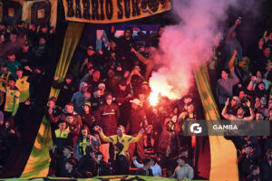Hinchada de Peñarol. Torneo Apertura – Liga AUF uruguaya 2025. Estadio Luis Franzini.