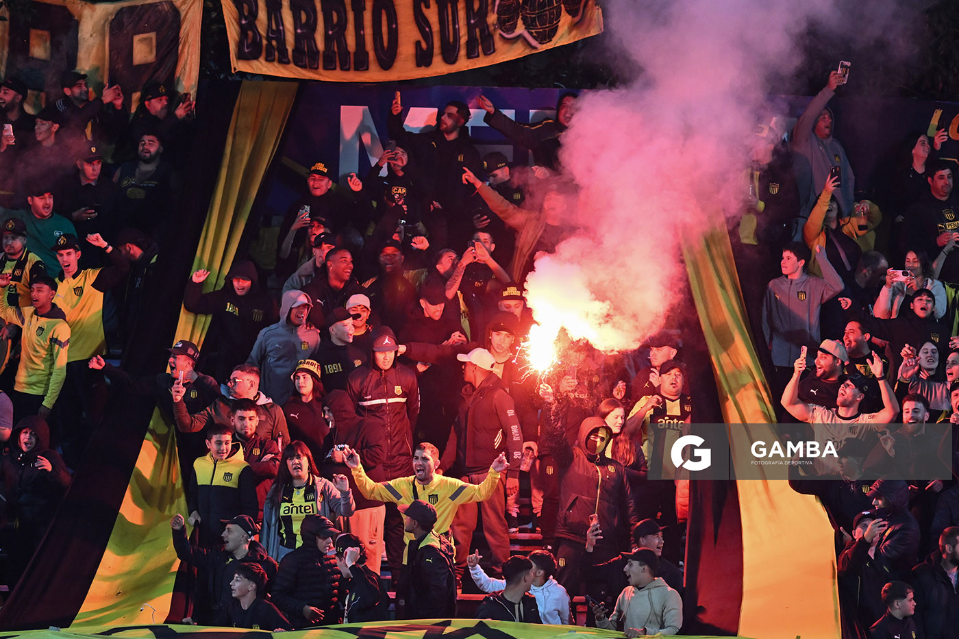 Hinchada de Peñarol. Torneo Apertura – Liga AUF uruguaya 2025. Estadio Luis Franzini.