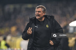 Diego Aguirre, director técnico de Peñarol. Torneo Apertura – Liga AUF uruguaya 2025. Estadio Luis Franzini.