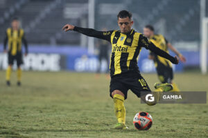 Leonardo Fernández, de Peñarol. Torneo Apertura – Liga AUF uruguaya 2025. Estadio Luis Franzini.