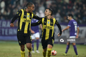 Leonardo Fernández, de Peñarol. Torneo Apertura – Liga AUF uruguaya 2025. Estadio Luis Franzini.