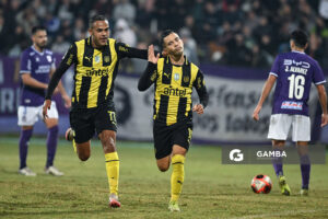 Leonardo Fernández, de Peñarol. Torneo Apertura – Liga AUF uruguaya 2025. Estadio Luis Franzini.