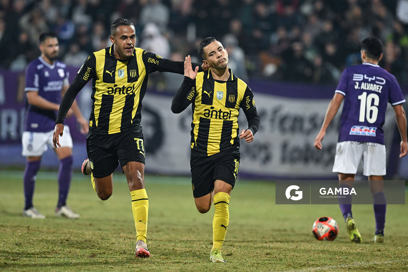 Leonardo Fernández, de Peñarol. Torneo Apertura – Liga AUF uruguaya 2025. Estadio Luis Franzini.