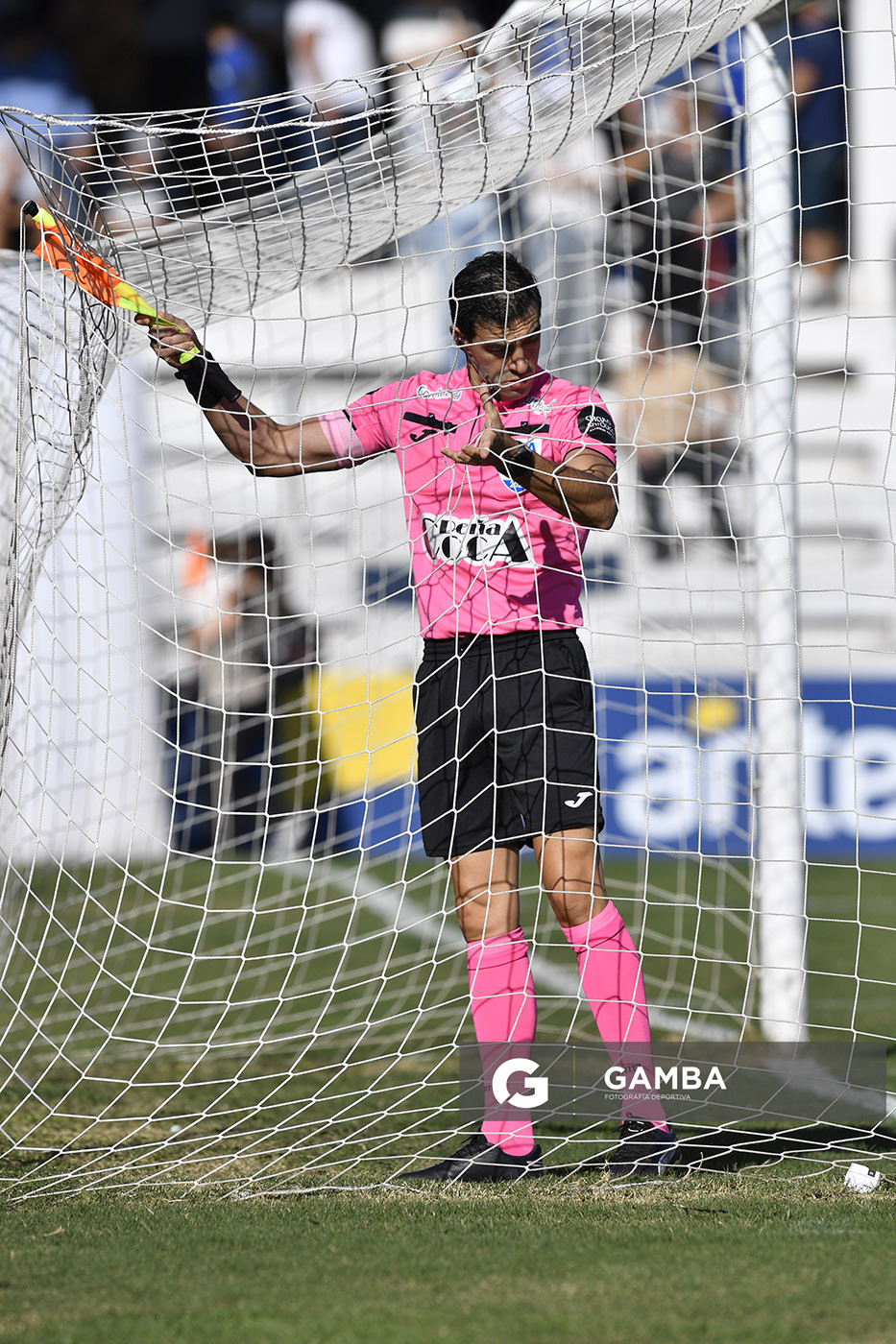 Héctor Bergaló, primer árbitro asistente. Torneo Apertura. Estadio Artigas.