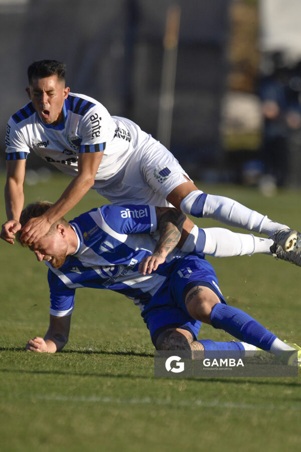 Thomas Rodríguez, de Juventud. Diego Rodríguez, de Liverpool. Torneo Apertura. Estadio Artigas.