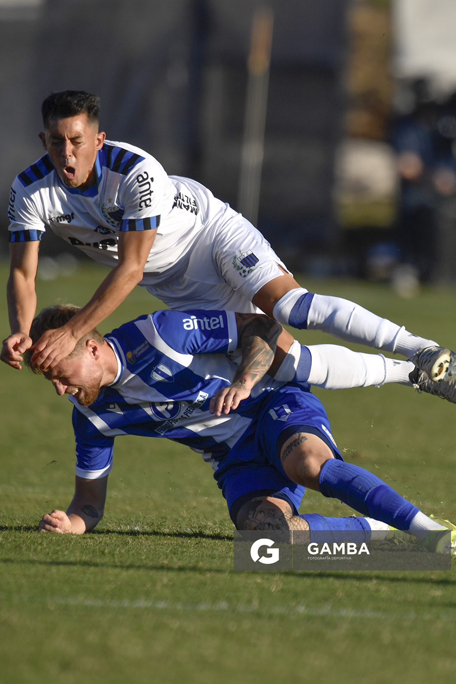 Thomas Rodríguez, de Juventud. Diego Rodríguez, de Liverpool. Torneo Apertura. Estadio Artigas.