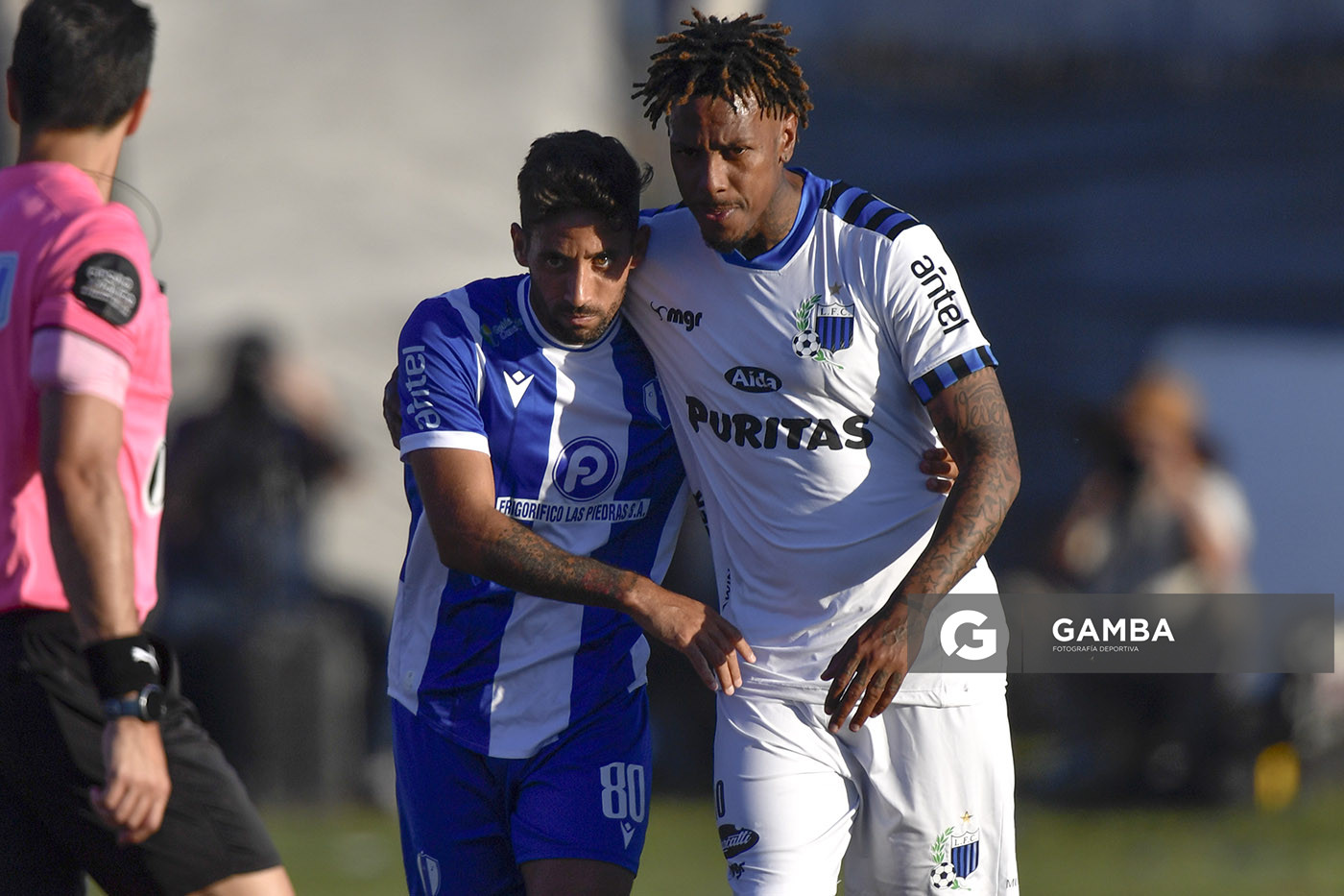 Jonathan Urretaviscaya, de Juventud. Abel Hernández, de Liverpool. Torneo Apertura. Estadio Artigas.