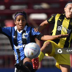 Tatiana García, de Liverpool. Tatiana Martínez, de Peñarol. Campeonato Uruguayo de Fútbol Femenino. Complejo Rentistas.