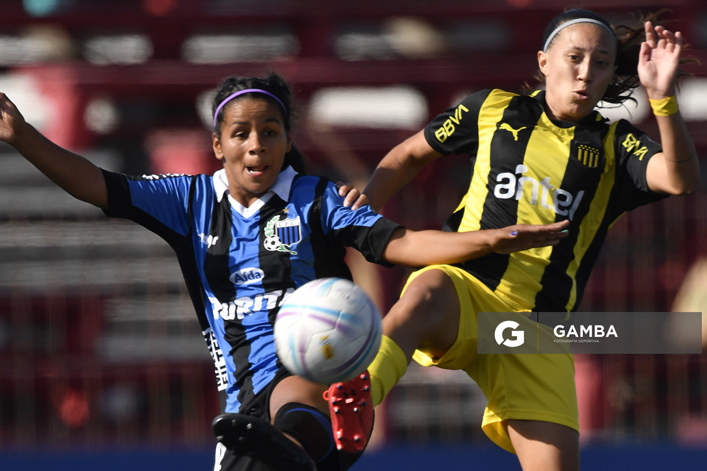 Tatiana García, de Liverpool. Tatiana Martínez, de Peñarol. Campeonato Uruguayo de Fútbol Femenino. Complejo Rentistas.