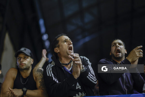 Hinchas de Malvin. Liga Uruguaya de Básquetbol. Gimnasio de Aguada.