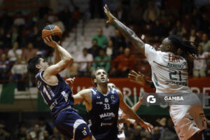 Lucas Capalbo, de Malvín. Liga Uruguaya de Básquetbol. Gimnasio de Aguada.