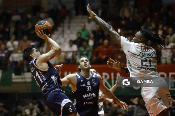 Lucas Capalbo, de Malvín. Liga Uruguaya de Básquetbol. Gimnasio de Aguada.