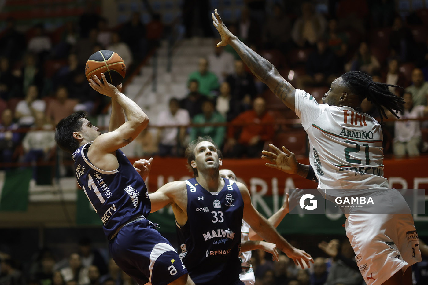 Lucas Capalbo, de Malvín. Liga Uruguaya de Básquetbol. Gimnasio de Aguada.