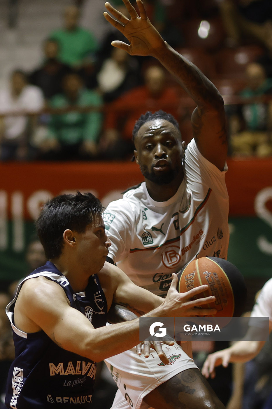 Lucas Capalbo, de Malvín. Liga Uruguaya de Básquetbol. Gimnasio de Aguada.