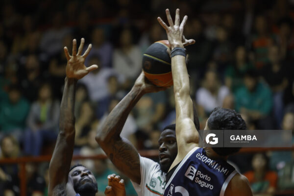 Jamil Wilson, de Aguada. Liga Uruguaya de Básquetbol. Gimnasio de Aguada.