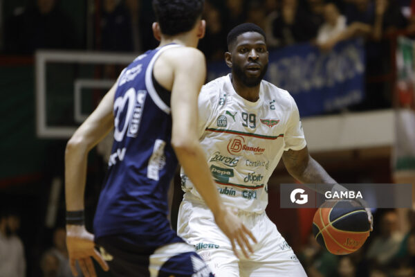 Jamil Wilson, de Aguada. Liga Uruguaya de Básquetbol. Gimnasio de Aguada.