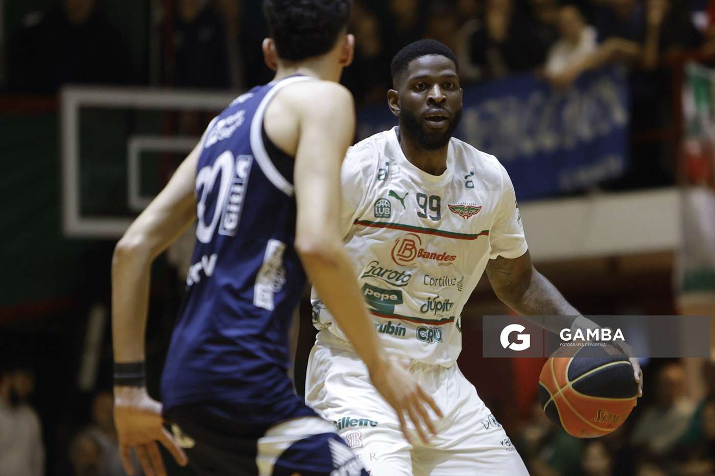 Jamil Wilson, de Aguada. Liga Uruguaya de Básquetbol. Gimnasio de Aguada.