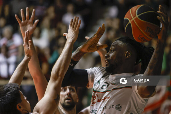 Frank Hassell, de Aguada. Liga Uruguaya de Básquetbol. Gimnasio de Aguada.