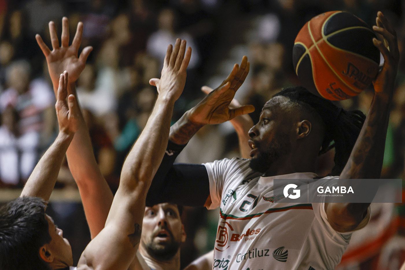 Frank Hassell, de Aguada. Liga Uruguaya de Básquetbol. Gimnasio de Aguada.