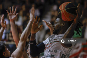 Frank Hassell, de Aguada. Liga Uruguaya de Básquetbol. Gimnasio de Aguada.