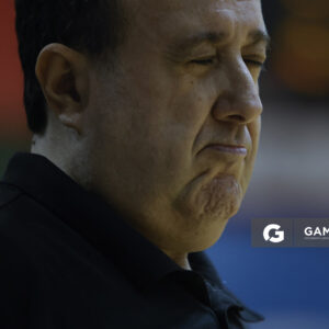 Pablo López, director técnico de Malvín. Liga Uruguaya de Básquetbol. Gimnasio de Aguada.