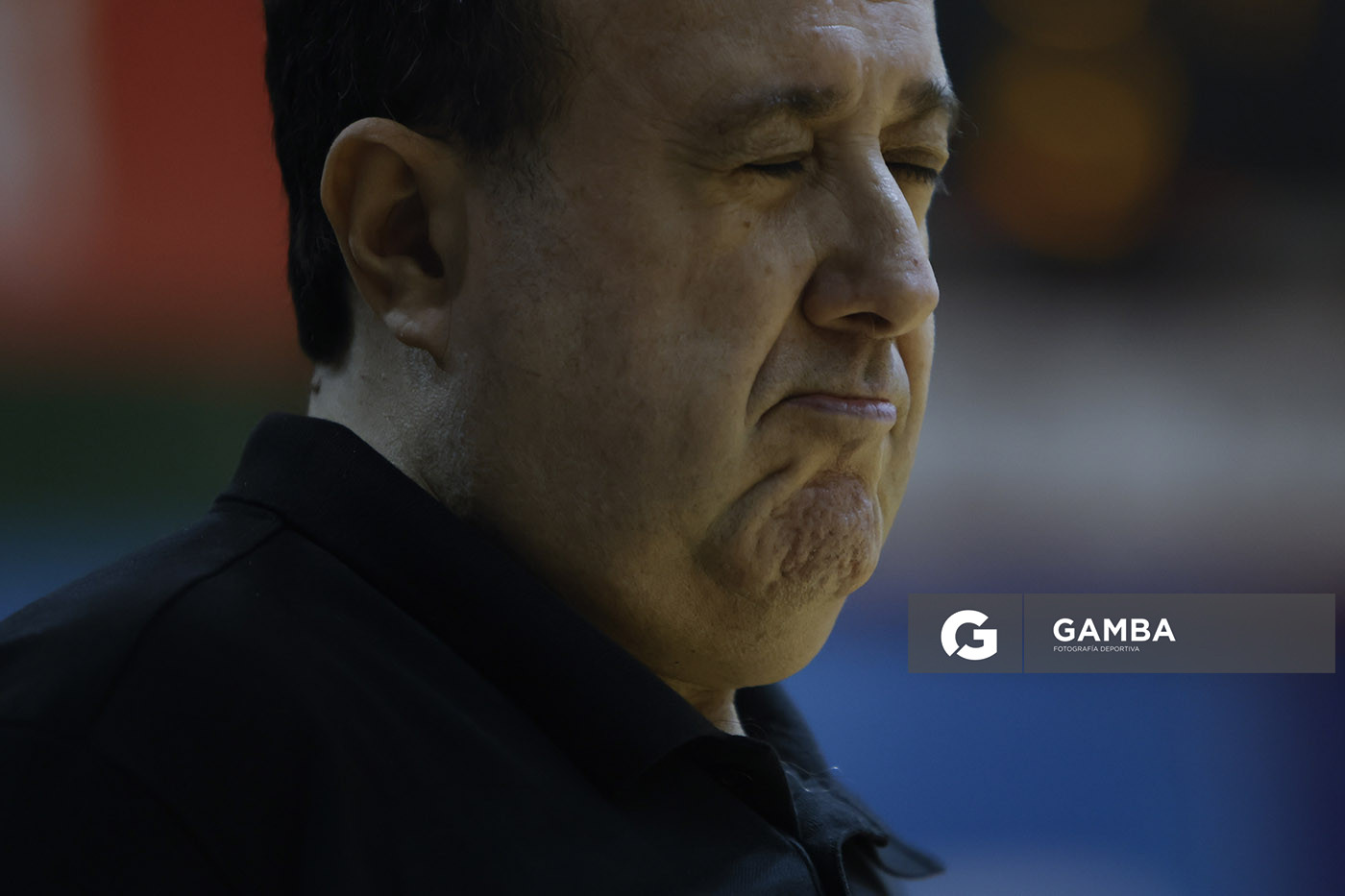 Pablo López, director técnico de Malvín. Liga Uruguaya de Básquetbol. Gimnasio de Aguada.