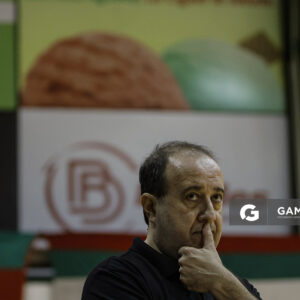 Pablo López, director técnico de Malvín. Liga Uruguaya de Básquetbol. Gimnasio de Aguada.