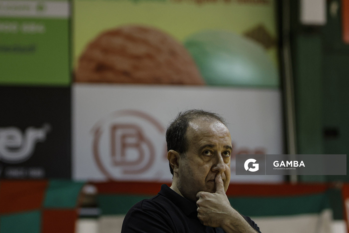 Pablo López, director técnico de Malvín. Liga Uruguaya de Básquetbol. Gimnasio de Aguada.