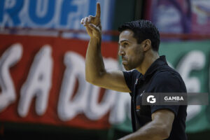Germán Cortizas, director técnico de Aguada. Liga Uruguaya de Básquetbol. Gimnasio de Aguada.
