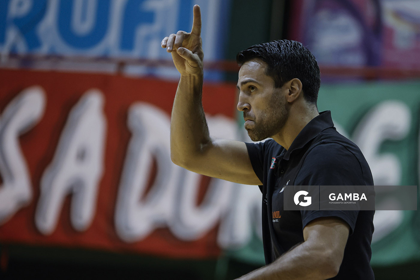 Germán Cortizas, director técnico de Aguada. Liga Uruguaya de Básquetbol. Gimnasio de Aguada.