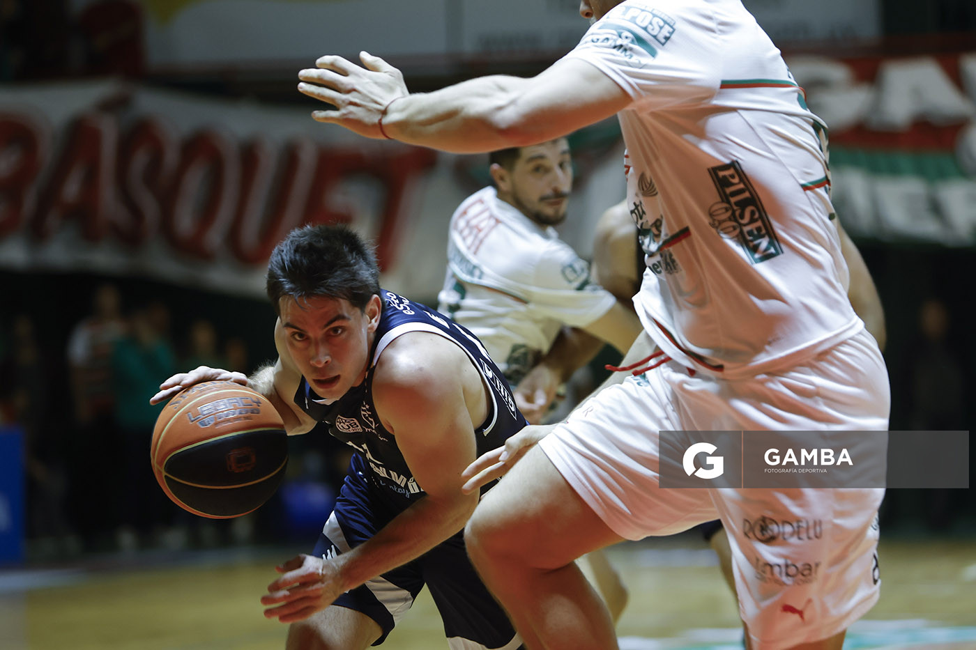 Lucas Capalbo, de Malvín. Liga Uruguaya de Básquetbol. Gimnasio de Aguada.