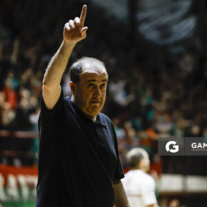 Pablo López, director técnico de Malvín. Liga Uruguaya de Básquetbol. Gimnasio de Aguada.