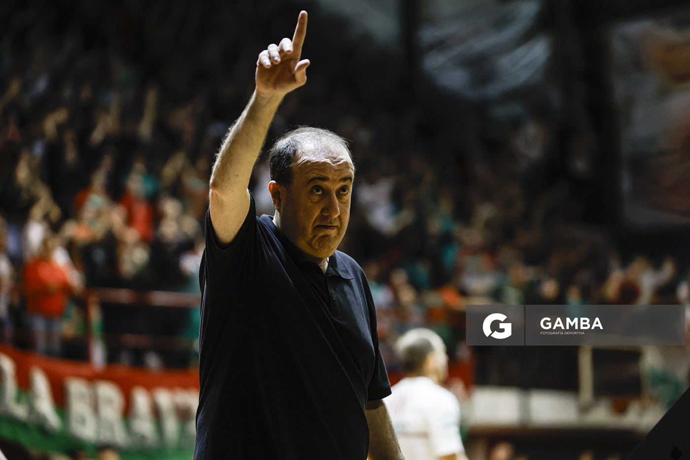 Pablo López, director técnico de Malvín. Liga Uruguaya de Básquetbol. Gimnasio de Aguada.